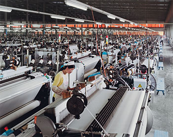 Manufacturing #7, Textile Mill, Xiaoxing, Zhejiang Province, China par Edward Burtynsky