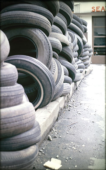 Tires, North Vancouver, British Columbia par Iain Baxter