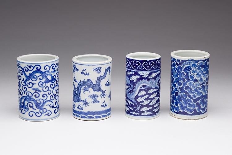 Four Chinese Blue and White 'Dragon' Brushpots, 19th/20th Century par  Chinese Art