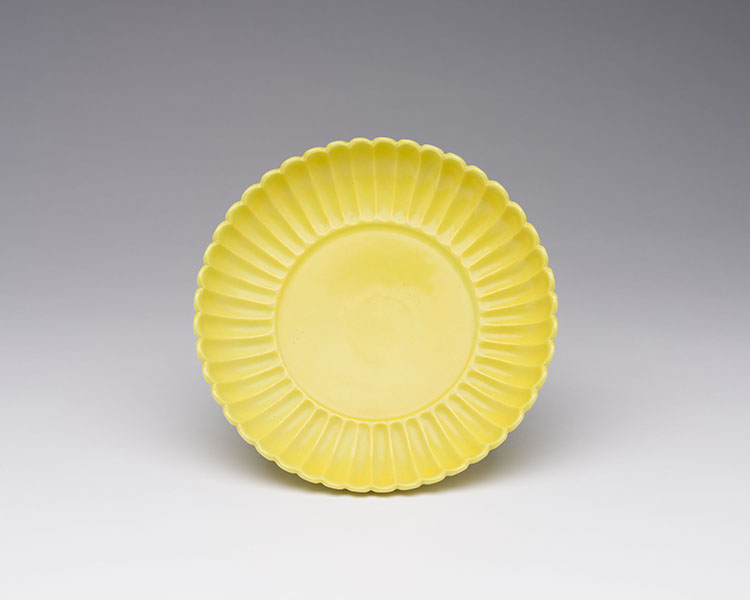 A Chinese Yellow Glazed ‘Chrysanthemum’ Dish, Guangxu Mark, 20th Century par  Chinese Art