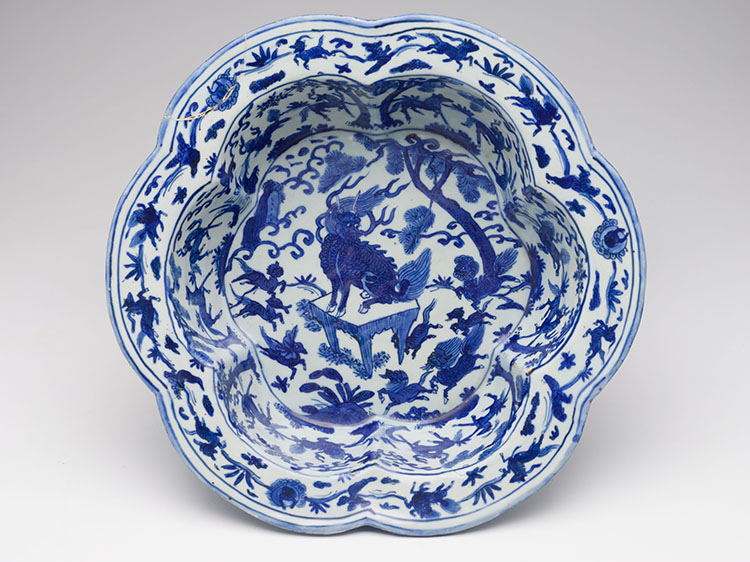 A Very Rare Chinese Blue and White ‘Mythical Beast’ Hexafoil Basin, Wanli Mark and Period (1572-1620) par  Chinese Art