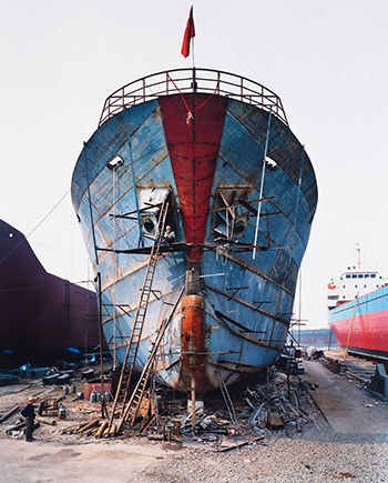 Shipyard #20, Qili Port, Zhejiang Province, China by Edward Burtynsky vendu pour $16,250