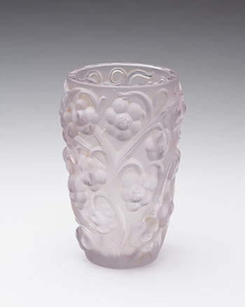 Raisin vase by René Lalique vendu pour $625