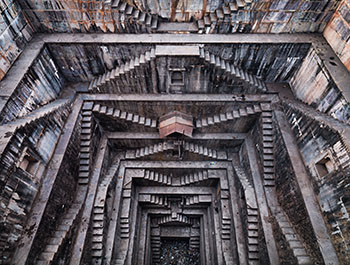 Stepwell #5, Nagar Kund Baori, Bundi, Rajasthan, India by Edward Burtynsky vendu pour $34,250