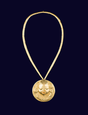 Gold Transformation Pendant and Necklace, Dogfish Woman Design with detachable Female Mask par William Ronald (Bill) Reid