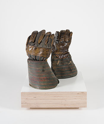 Gloves par Betty Roodish Goodwin