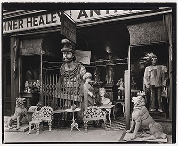 Sumner Healy Antique Shop, New York par Berenice Abbott