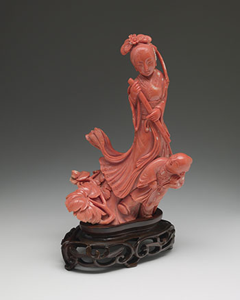 A Large Coral Carved Figure of an Immortal and Child, Mid-20th Century par  Chinese Art