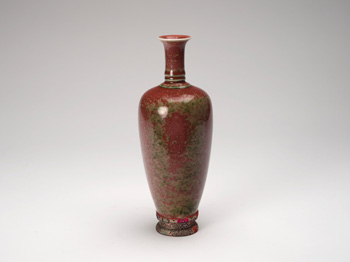 A Chinese Peachbloom Glazed ‘Three-string’ Vase, Laifu Zun, Kangxi Mark, 19th Century par  Chinese Art