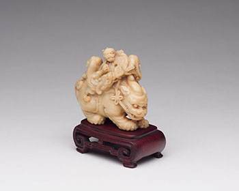Guo Gongsen (1921-2004) -  'Ancient Beast' Soapstone Carving par  Chinese Art