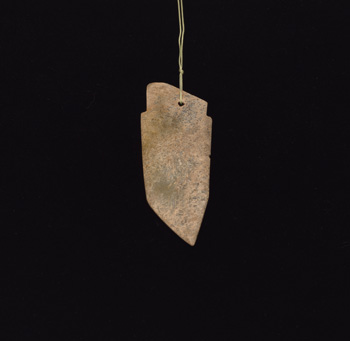 A Chinese Mottled Green Jade Blade Pendant, Ge, Shang Dynasty par  Chinese Art
