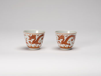 A Pair of Chinese Iron Red ‘Dragon’ Wine Cups, Guangxu Mark and Period (1875-1908) par  Chinese Art