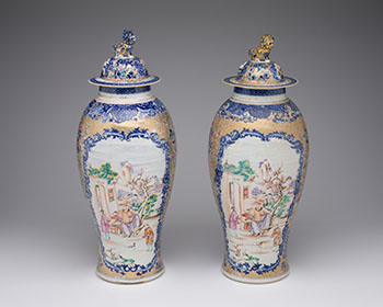 A Pair of Large Chinese Export Mandarin Rose 'Figural' Vases and Covers, Qianlong Period (1736-1795) par  Chinese Art