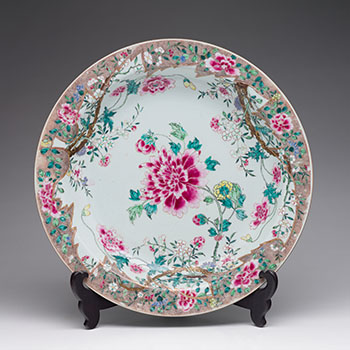 A Large Chinese Export Famille Rose 'Peony' Bowl, 18th Century par  Chinese Art