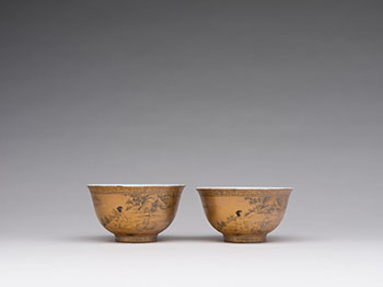 A Pair of Unusual Chinese Gilt Painted Scholars Bowls, Qianlong Mark, Republican Period par  Chinese Art