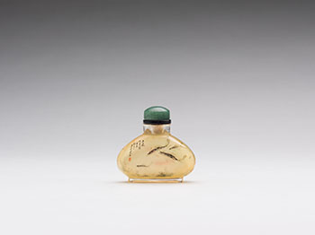 	A Chinese Reverse Painted Glass Fish Snuff Bottle, 19th Century par  Chinese Art