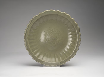 A Chinese Longquan Celadon Barbed-Rim Dish, Ming Dynasty, 15th/16th Century par  Chinese Art