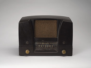 Simpson's Serenader Bakelite Radio, Model 5092 (965) by Hudson's Bay Company 