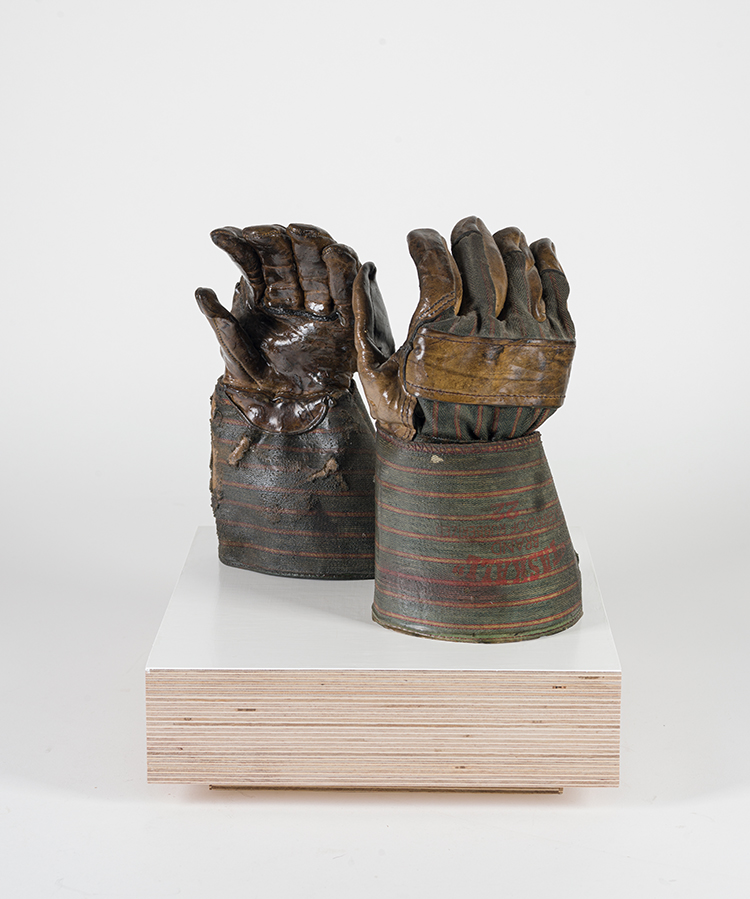 Gloves par Betty Roodish Goodwin