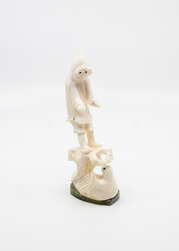 Hooded Figure and Seal par Guyasee Veevee