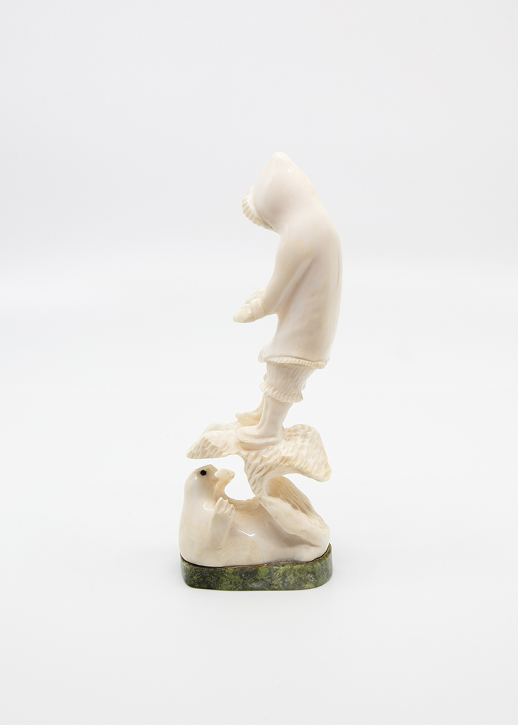 Hooded Figure and Seal par Guyasee Veevee