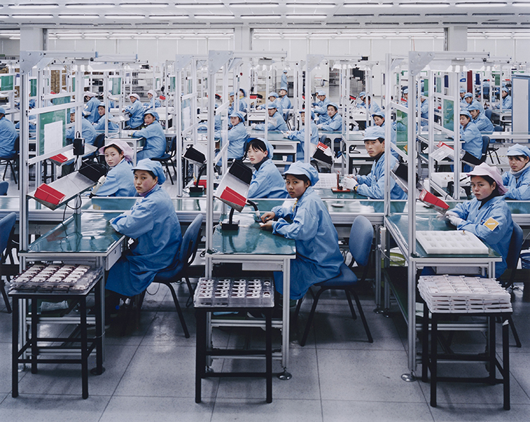 Manufacturing #15, Bird Mobile, Ningbo, Zhejiang Province, China 2005 par Edward Burtynsky