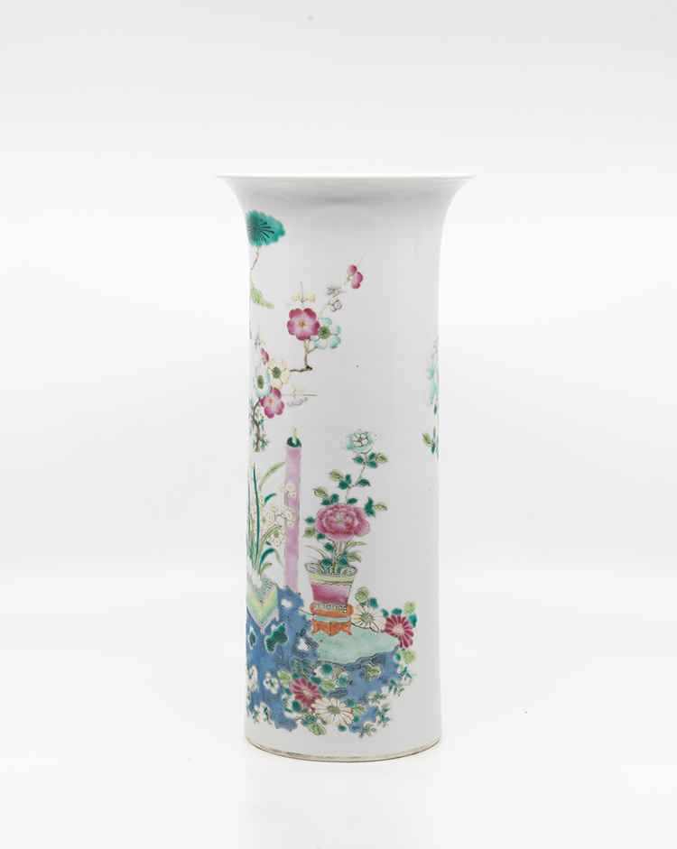 A Chinese Export Famille Rose '100 Antiques' Beaker Vase, Late 19th Century par  Chinese Art