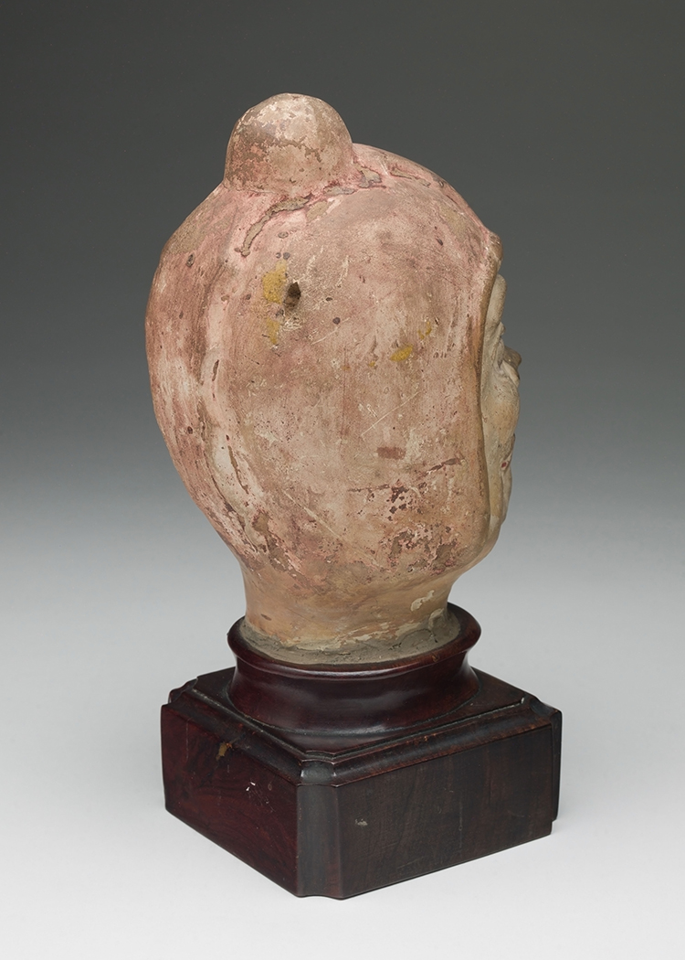 Chinese Painted Earthenware Head of a Guardian, Tang Dynasty (618-907) par  Chinese Art