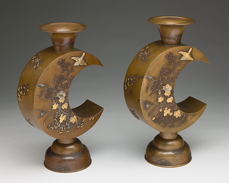 A Pair of Japanese Mixed-Metal Moon-Form Vases, Meiji Period, Early 20th Century par  Japanese Art