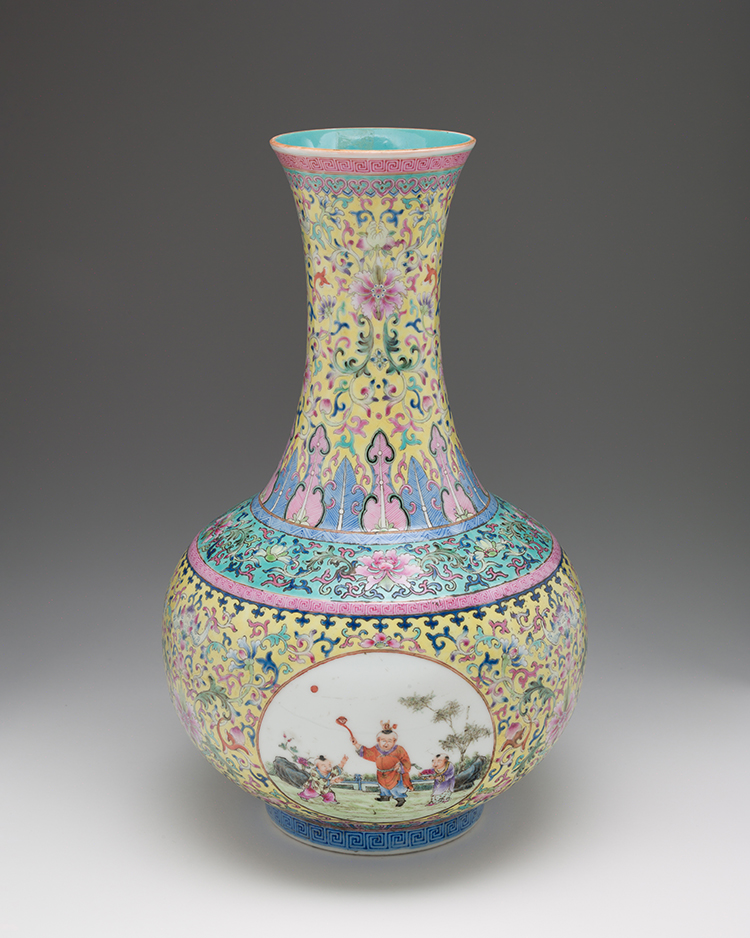 A Chinese Yellow Ground Famille Rose 'Boys' Vase, Tianquiping, Qianlong Mark,
Republican Period (1911-1949) par  Chinese Art