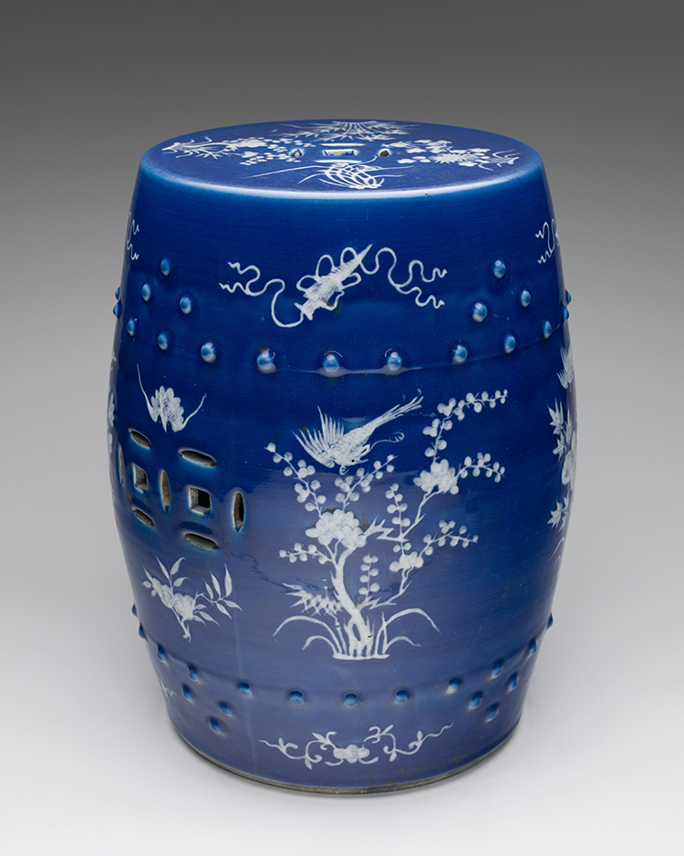 A Chinese Swatow Reverse Blue and White Barrel Stool, Late Qing Dynasty, circa 1900 par  Chinese Art
