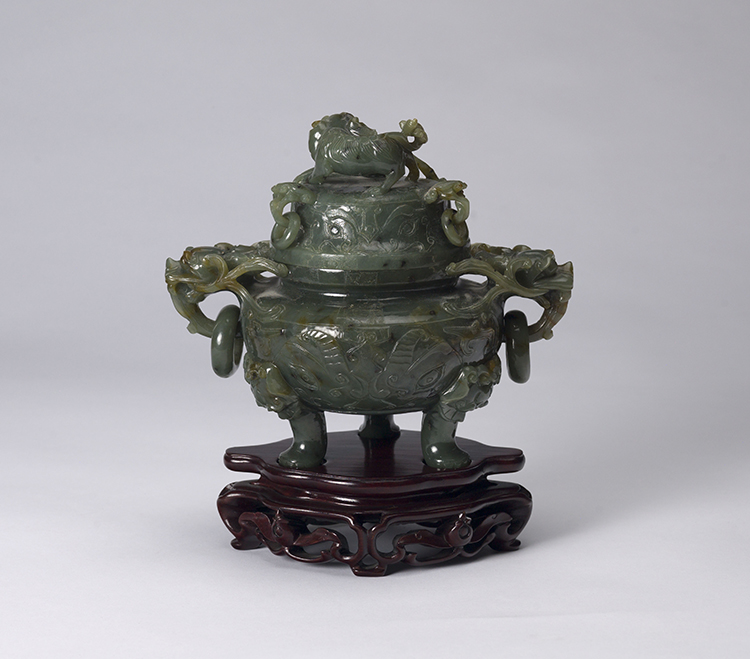 Chinese Spinach Green Jade Censer and Cover, 19th Century par  Chinese Art