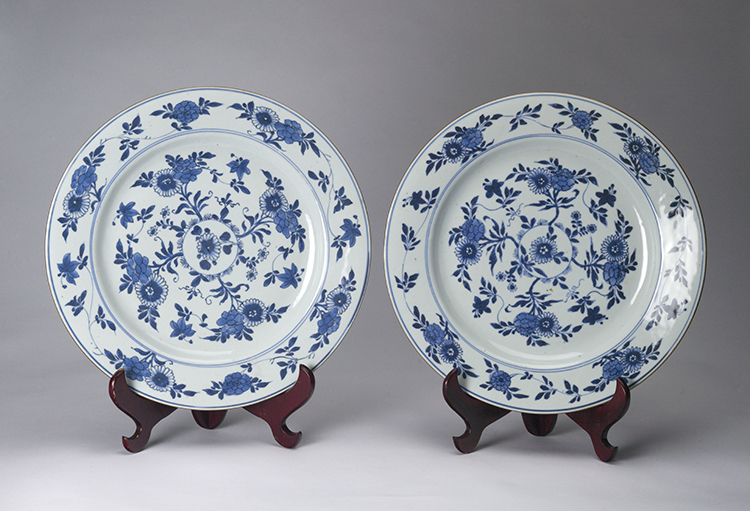 A Pair of Large Chinese Blue and White Floral Plates, Kangxi Period par  Chinese Art