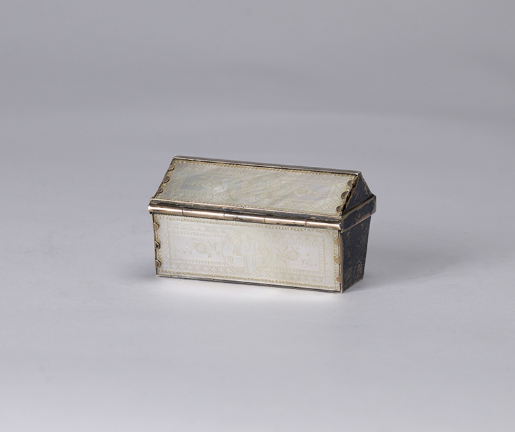 Chinese Incised Mother of Pearl Silver Mounted Snuff Box, 19th Century par  Chinese Art