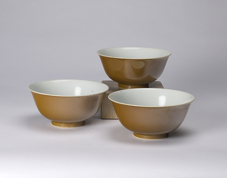 A Set of Three Chinese Café-au-lait Glazed Bowls, Guangxu Mark and Period par  Chinese Art