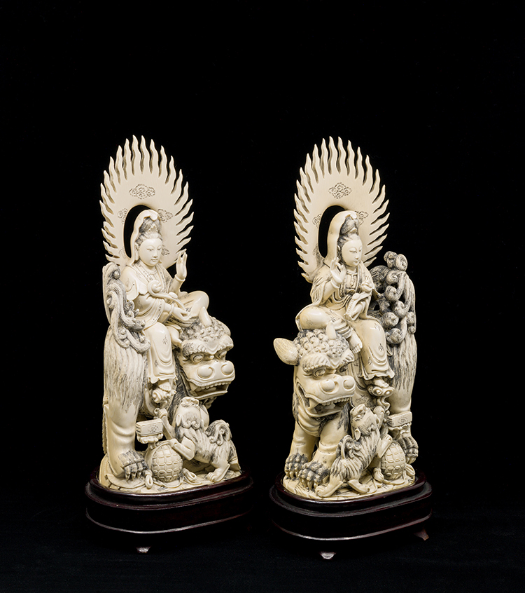A Pair of Large Chinese Ivory Carved Figures of Guanyin par  Chinese Art