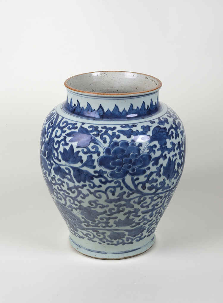 A Large Chinese Blue and White 'Lion and Peonies' Guan Jar, Ming Dynasty, Wanli Period (1573 - 1620) par  Chinese Art