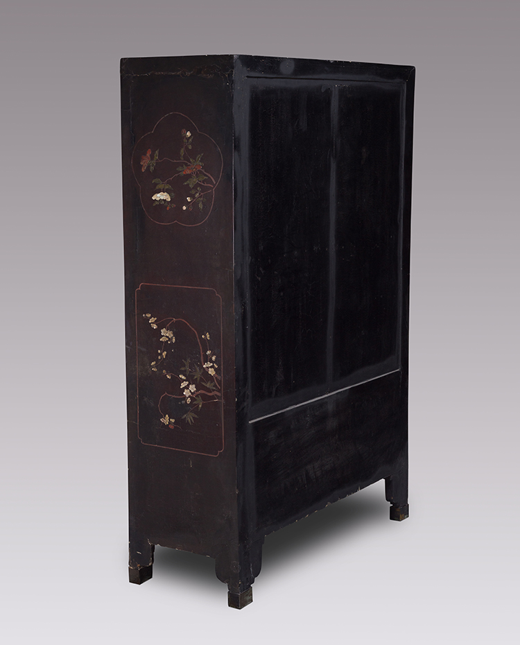 A Rare Chinese Soapstone and  Mother-of-Pearl Inlay Black Lacquer Cabinet, 18th/19th Century par Chinese Artist