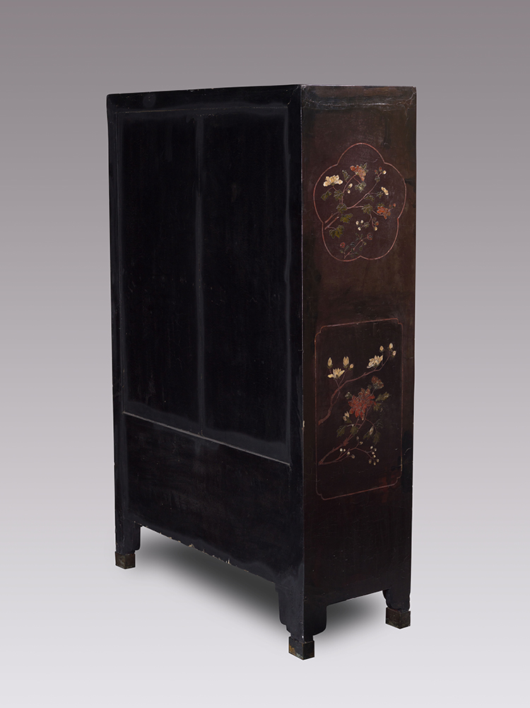 A Rare Chinese Soapstone and  Mother-of-Pearl Inlay Black Lacquer Cabinet, 18th/19th Century par Chinese Artist
