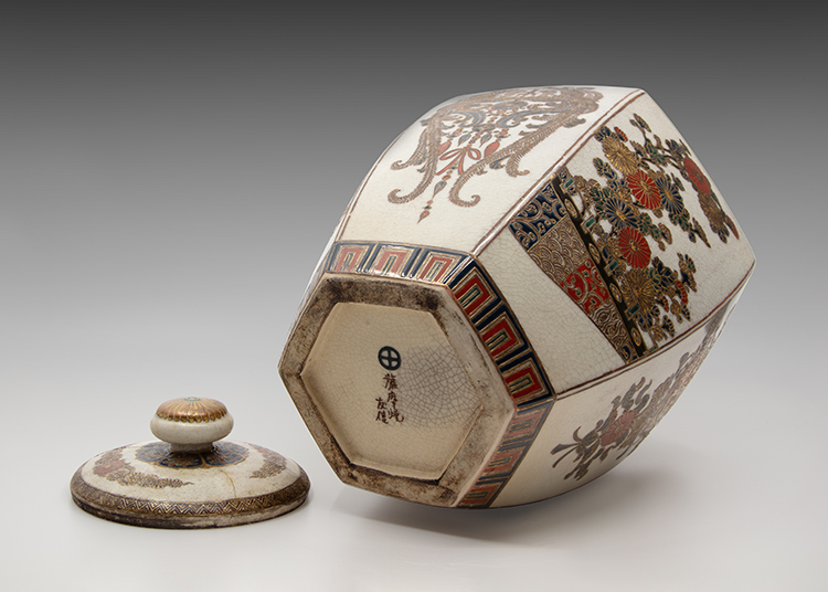 A Large Japanese Satsuma Floral Vase and Cover, Edo to Meiji Period, Mid 19th Century par  Japanese Art