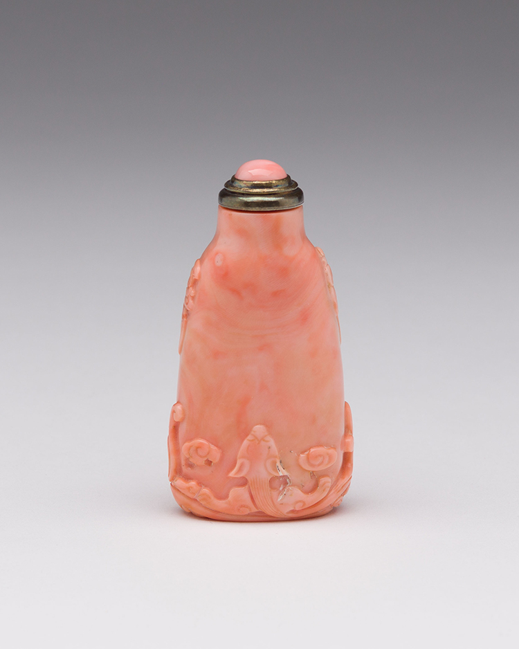 A Chinese Coral Carved "Dragon" Snuff Bottle, 19th Century par  Chinese Art