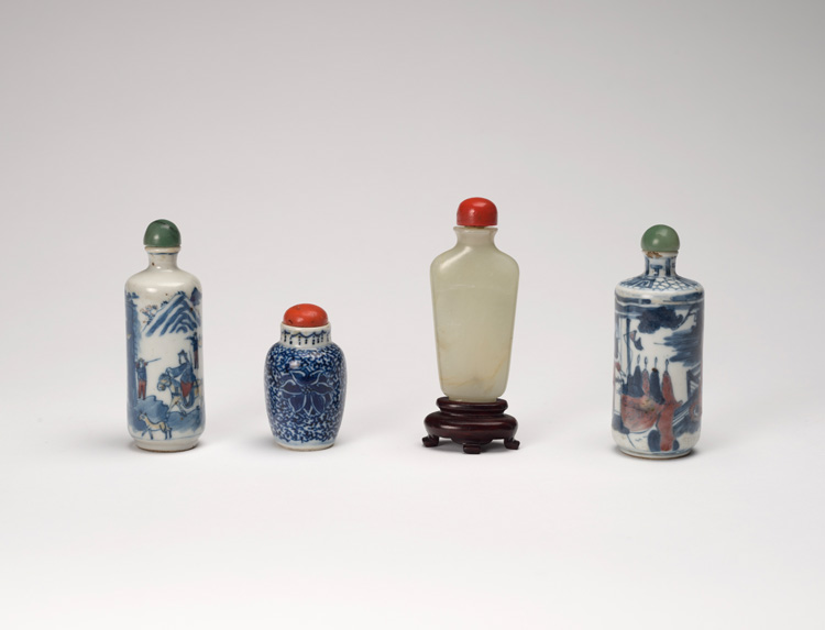 Four Chinese Jade and Porcelain Snuff Bottles, Qing Dynasty par  Chinese Art