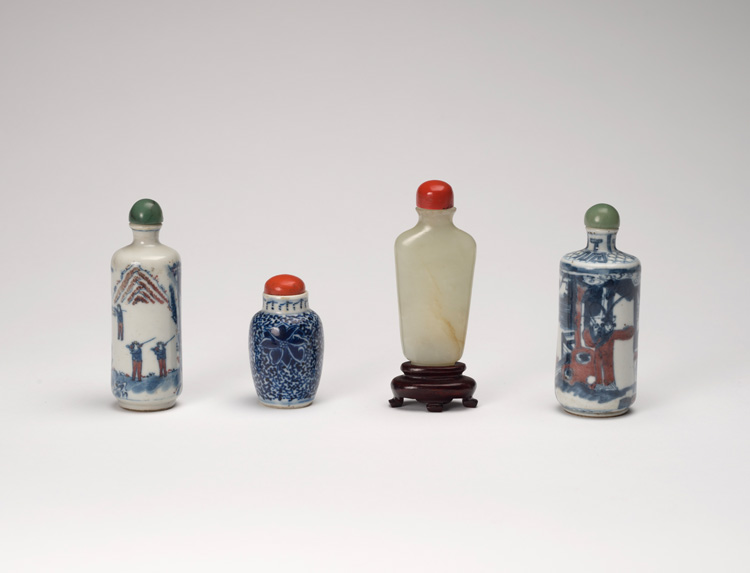 Four Chinese Jade and Porcelain Snuff Bottles, Qing Dynasty par  Chinese Art