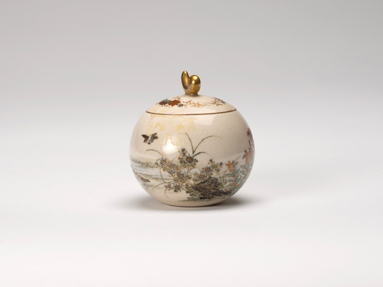 A Small Japanese Satsuma Ovoid Jar and Cover, Meiji Period, Circa 1900 par Yabu Meizan