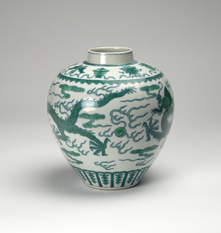A Chinese Green-Enameled Dragon Jar, Qianlong Mark and Period (1736-1795) par  Chinese Art