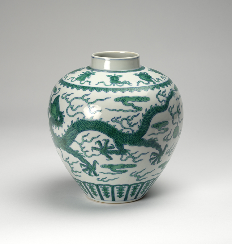 A Chinese Green-Enameled Dragon Jar, Qianlong Mark and Period (1736-1795) par  Chinese Art