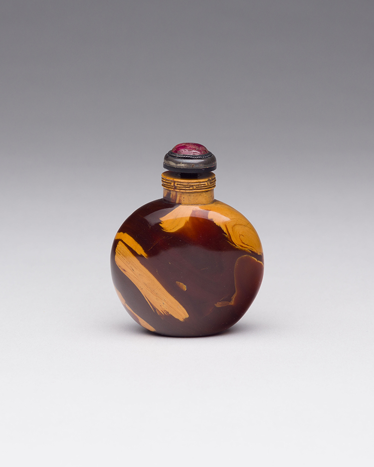 A Chinese Amber Carved Snuff Bottle, 19th Century par  Chinese Art