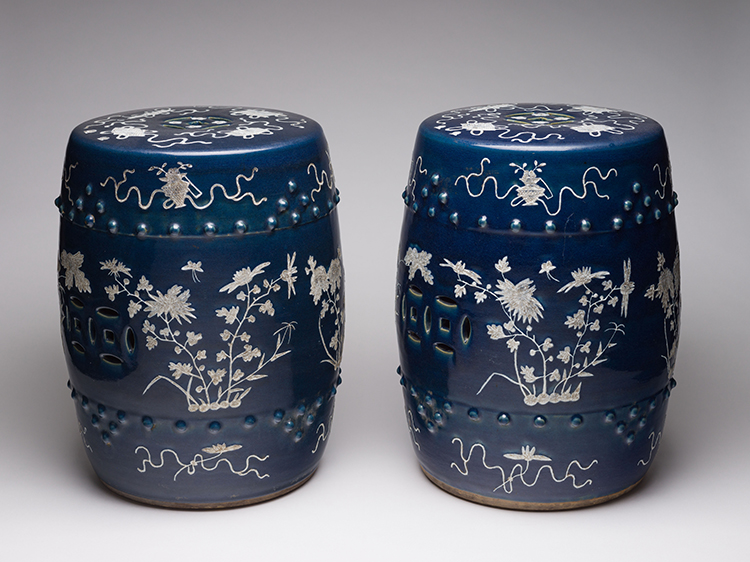 A Pair of Chinese Swatow Reverse Blue and White Garden Stools, 19th Century par  Chinese Art