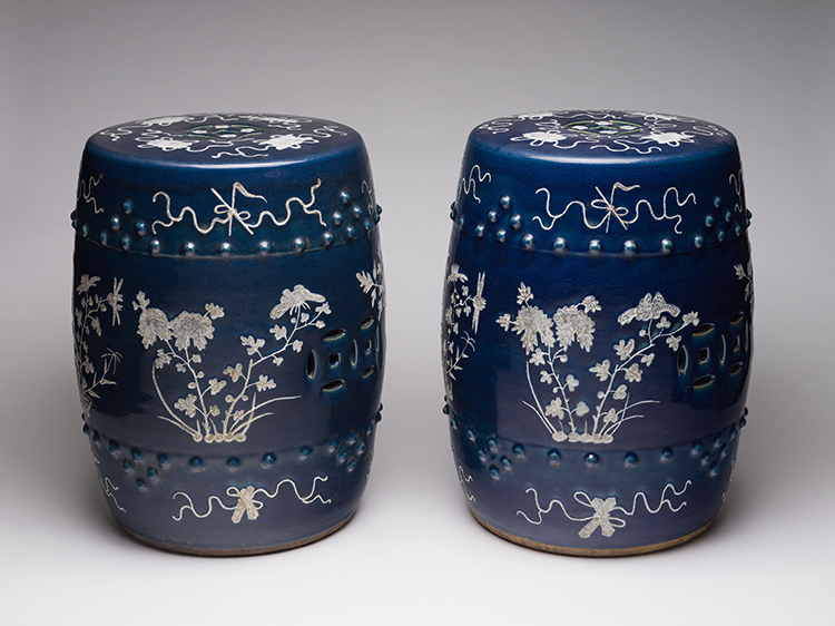 A Pair of Chinese Swatow Reverse Blue and White Garden Stools, 19th Century par  Chinese Art