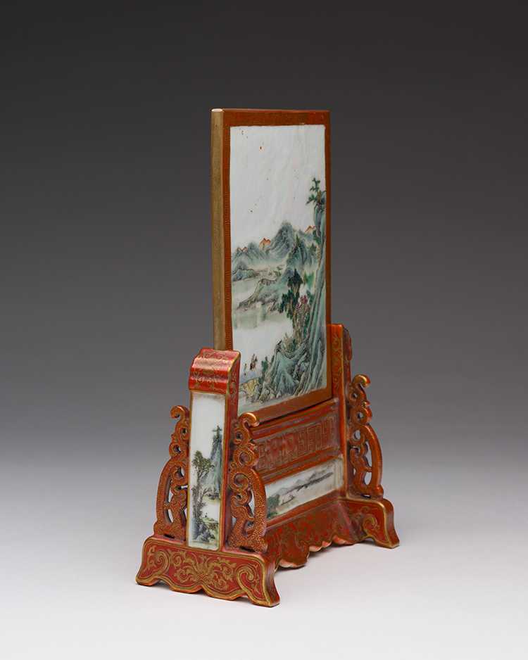 A Rare Chinese Iron Red and Famille Rose 'Landscape' Table Screen and Stand, Republican Period par Chinese Artist